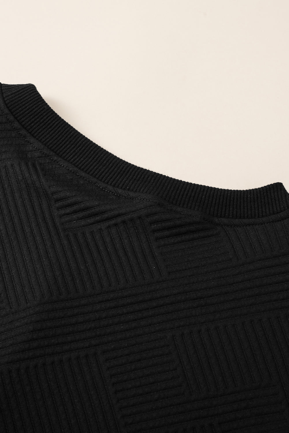 Črni barvni blok s teksturirano majico s spuščenimi rameni
