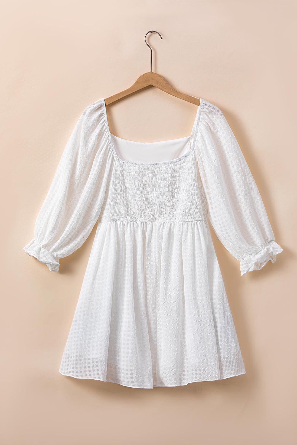 Bijela haljina veće veličine s kvadratnim izrezom i puf rukavima od ginghama