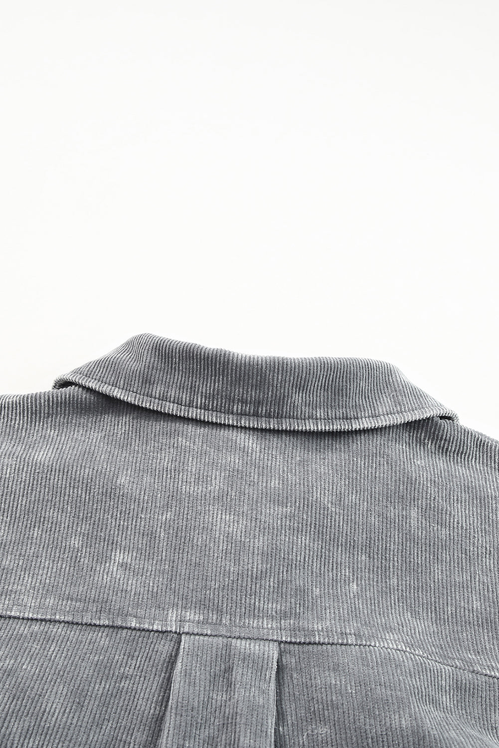 Siva vintage isprana mineralna jakna prevelike veličine
