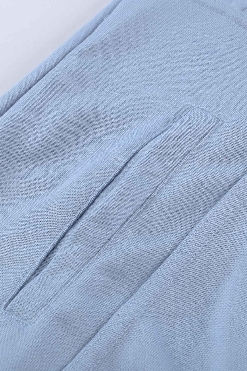 Baumwoll-Sweatshirt mit halbem Reißverschluss und Taschen in Himmelblau