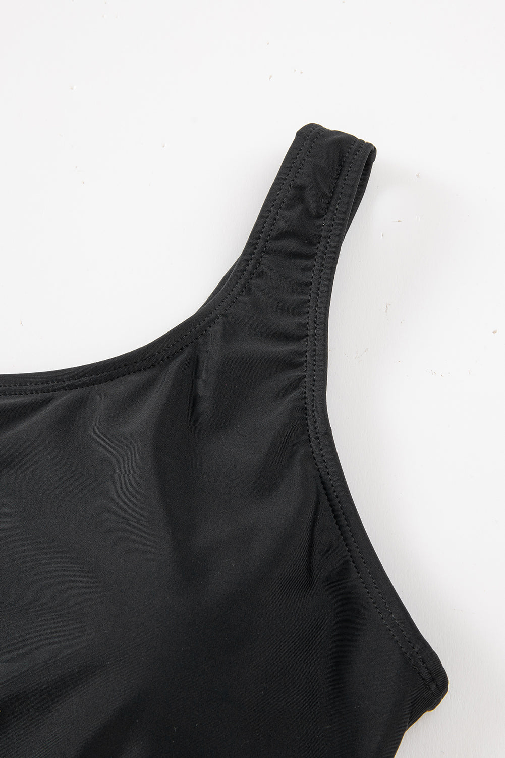Crni jednodijelni kupaći kostim s mrežicom na jednom ramenu
