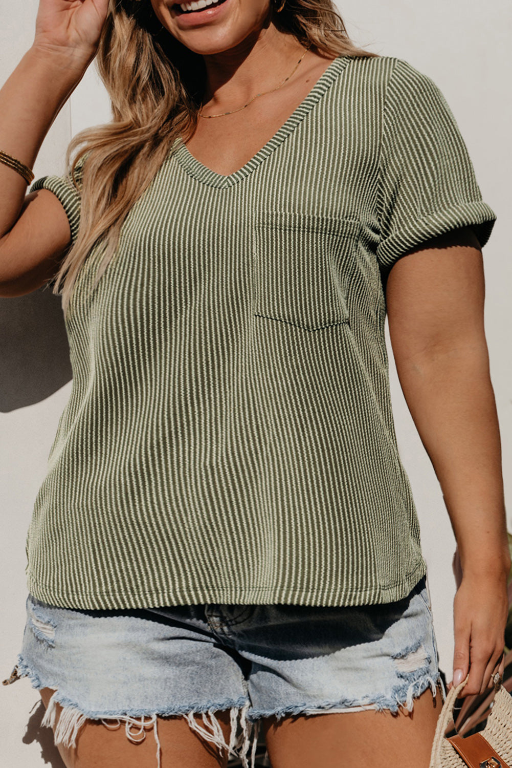 Meadow Mist Green - T-shirt filaire à col en V et poche plaquée, grande taille