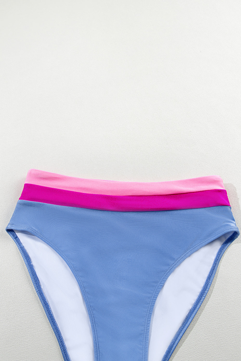 Hellblauer Colorblock-Bikini-Badeanzug mit hoher Taille