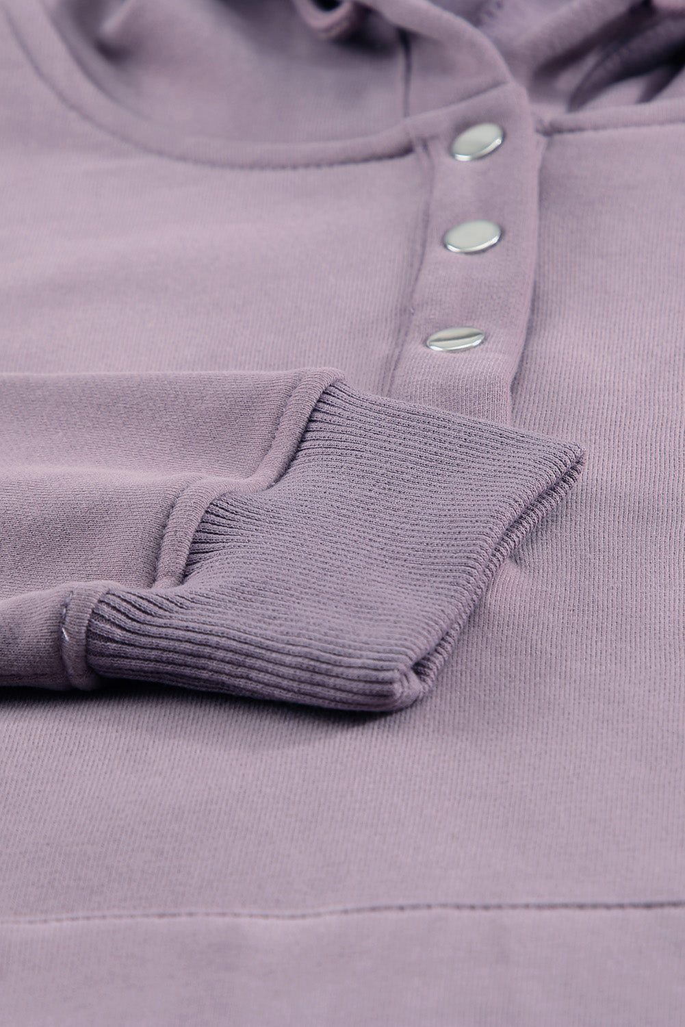 Sweat à capuche violet avec bouton-pression et poche