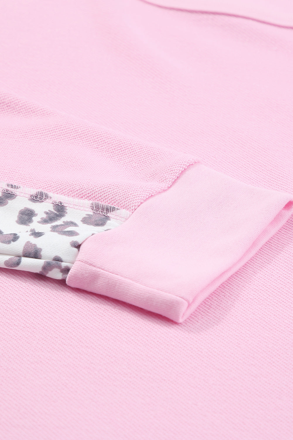 Rožnata majica velike velikosti z leopardjim spojem z izpostavljenimi šivi