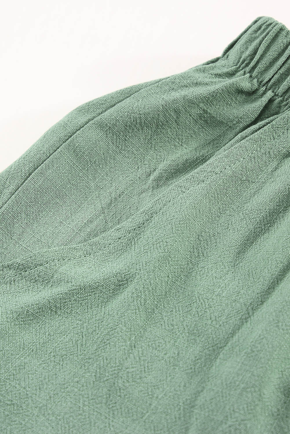 Grüne Rüschenshorts mit hoher Taille und Taschen