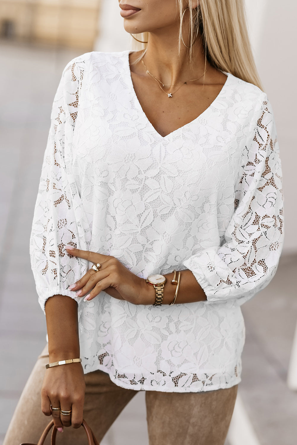 Bela kvačkana majica s cvetlično čipko ohlapnega kroja z V izrezom
