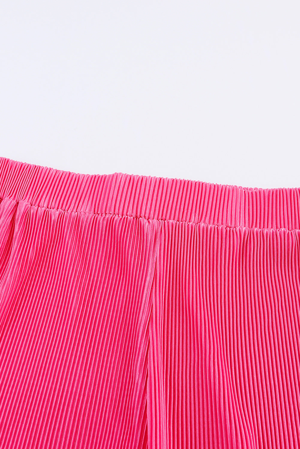 Rosafarbenes Lounge-Set aus plissiertem Hemd mit 3/4-Ärmeln und Shorts mit hoher Taille