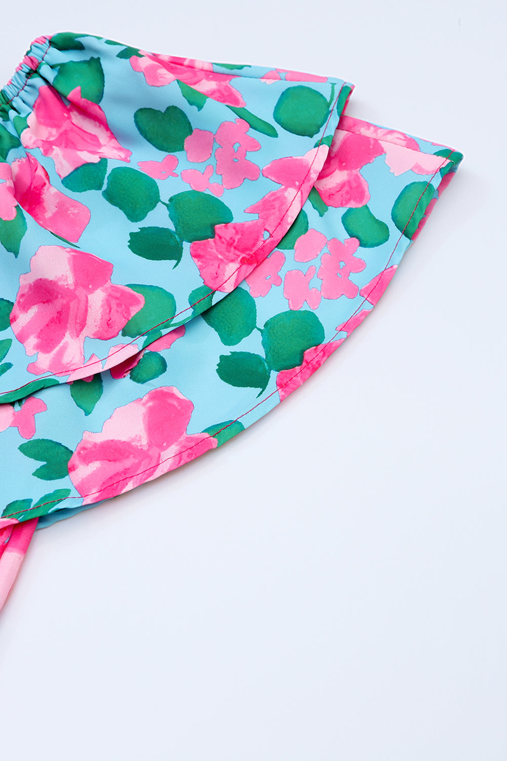 Bluza z naborki z odprtimi rameni in rožnatim cvetjem