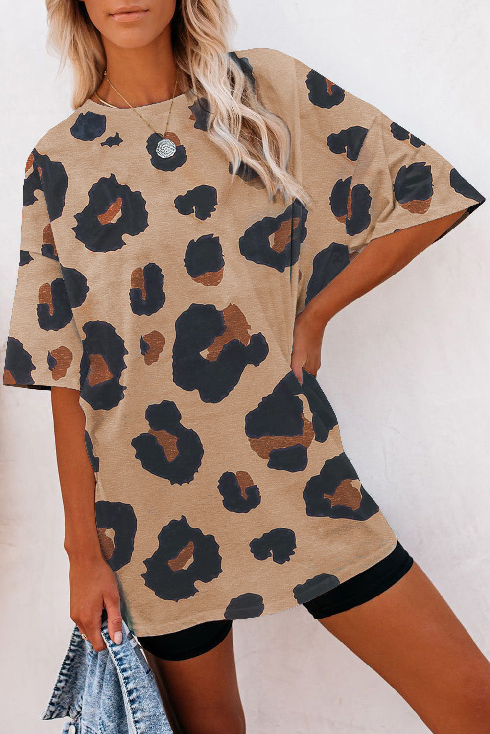 Smeđa široka majica s leopard printom s dečkom