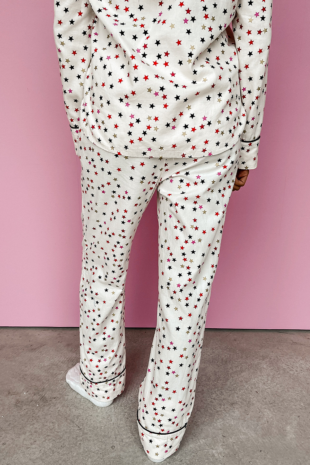 Weißes Pyjama-Set mit langen Ärmeln und Hosen und kontrastierendem Sternmuster
