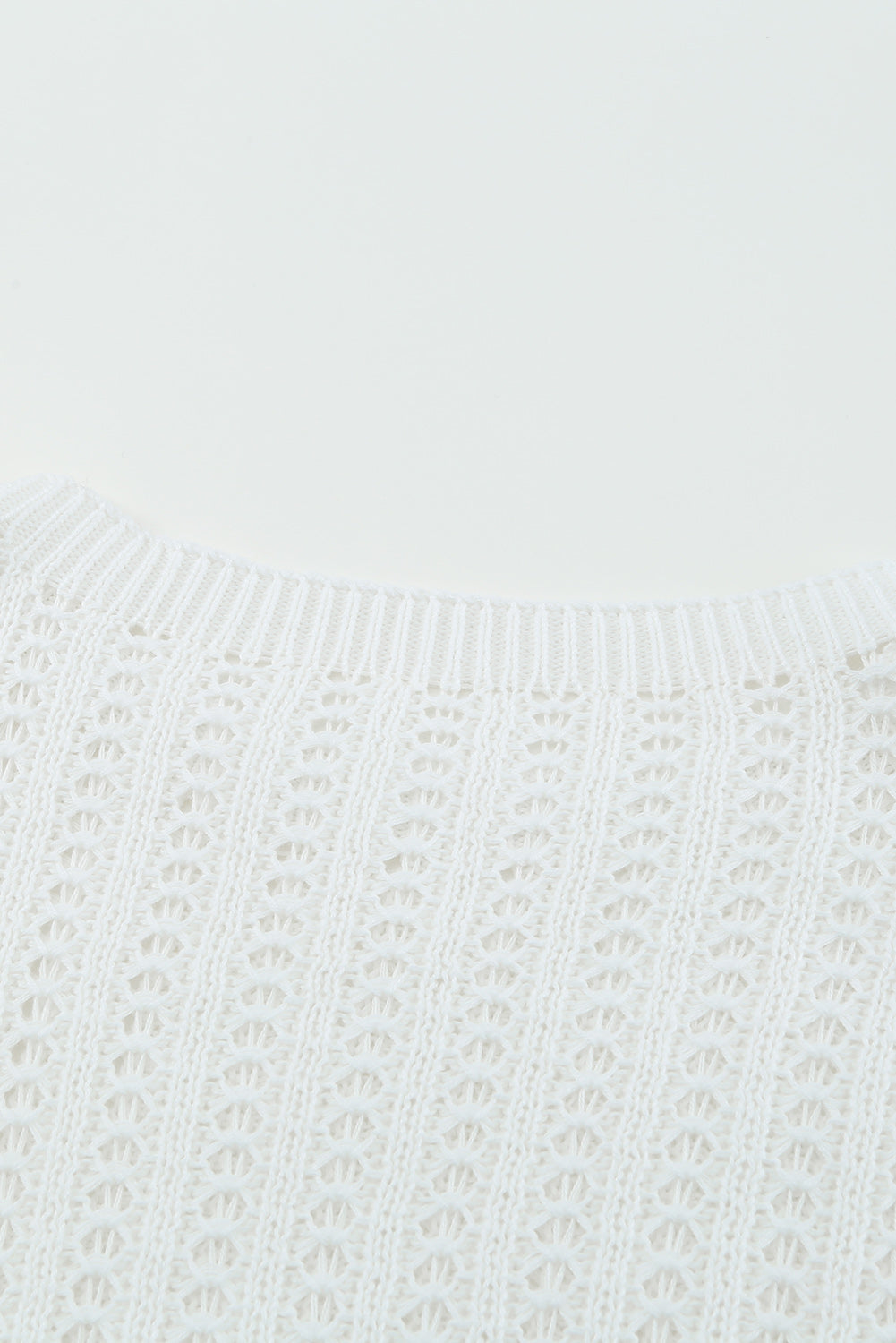 Bijeli pleteni pulover s izdubljenim ramenima