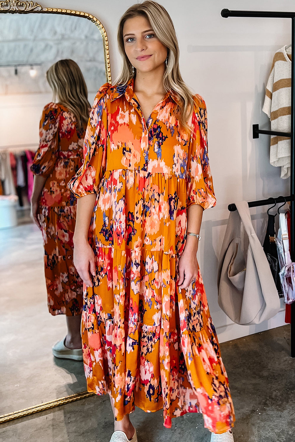 Narančasta plisirana maksi haljina do pola rukava s apstraktnim printom