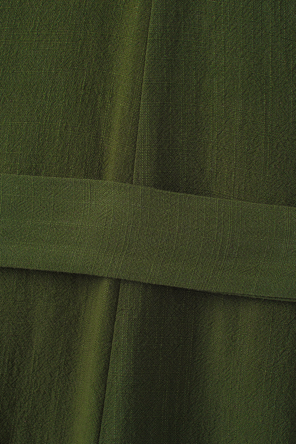 Zeleni kombinezon z v-izrezom in pasom