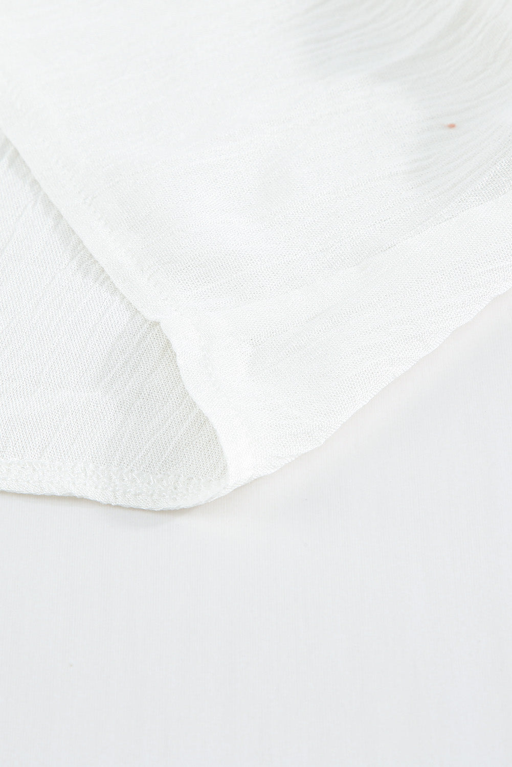 Bijela čipkana majica s naborima s V izrezom
