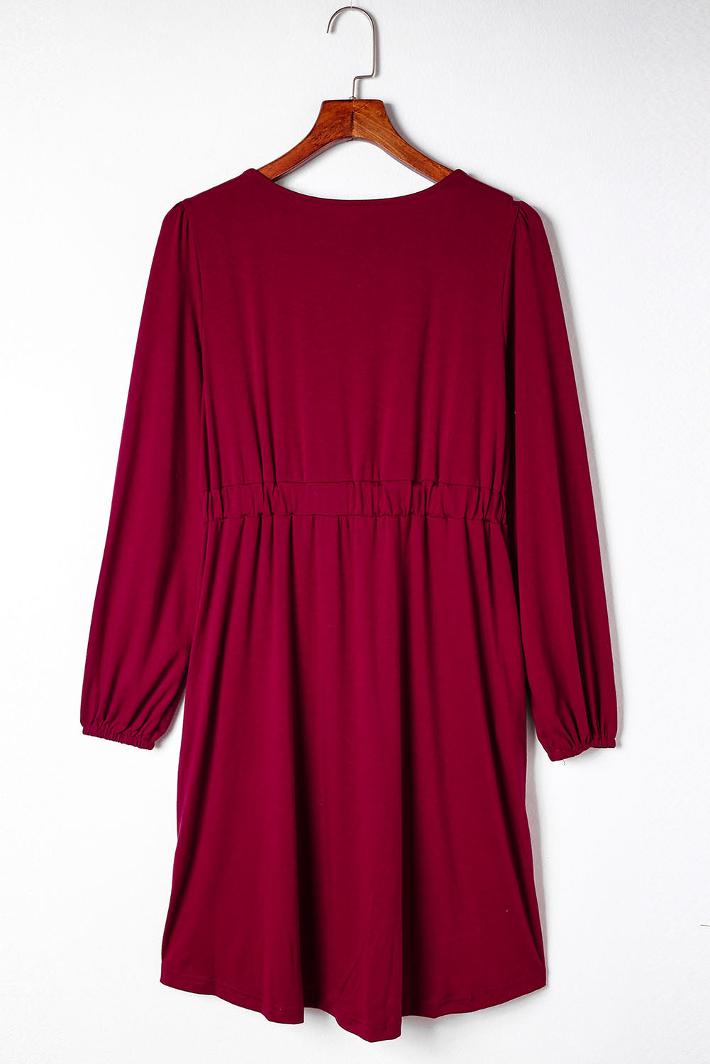 Feuriges, rotes, langärmliges Kleid mit Knöpfen und hoher Taille