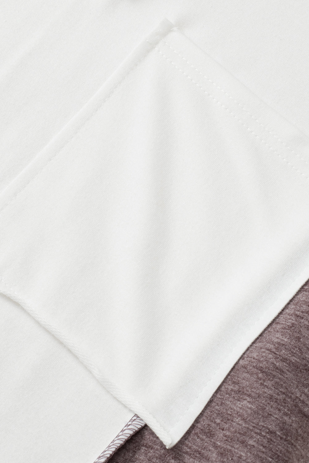 Haut en tricot blanc à coutures apparentes et patchwork color block
