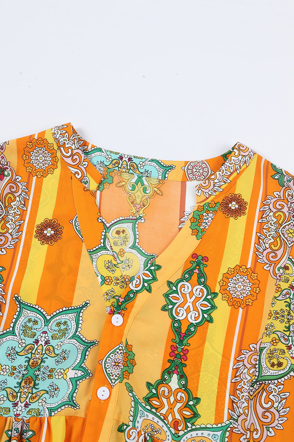 Orangefarbenes Boho-Minikleid mit geometrischem Print und geknöpftem V-Ausschnitt