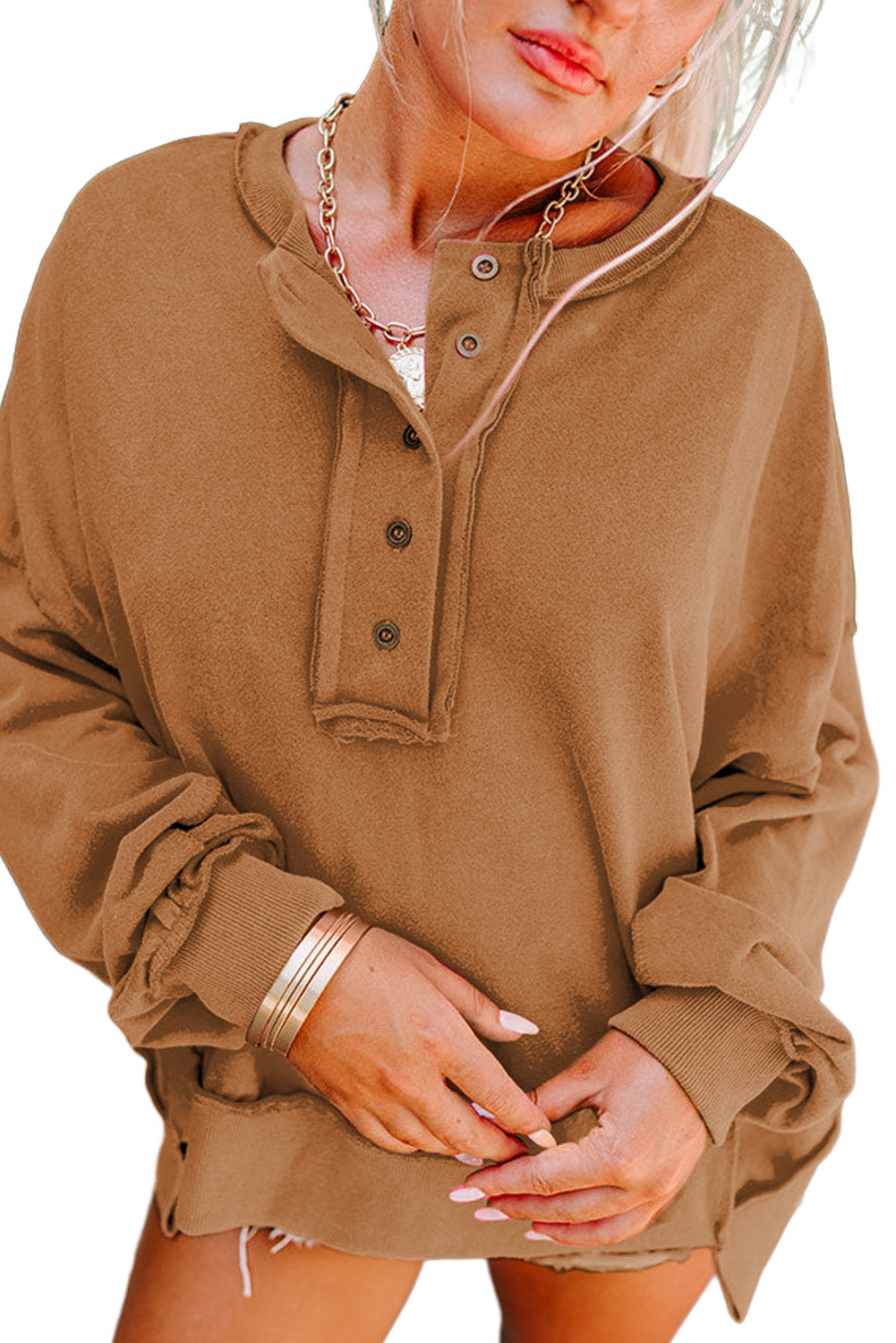 Temno siv pulover z gumbi Henley s spuščenimi rameni