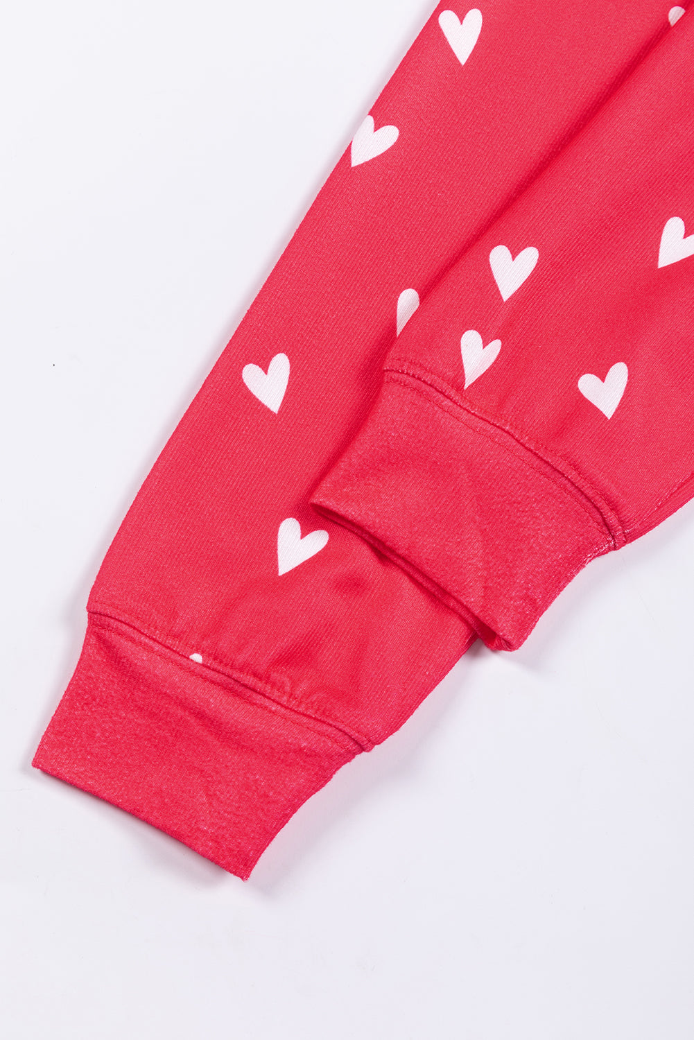 Ognjeno rdeči komplet hlač s potiskom srčkov za Valentinovo