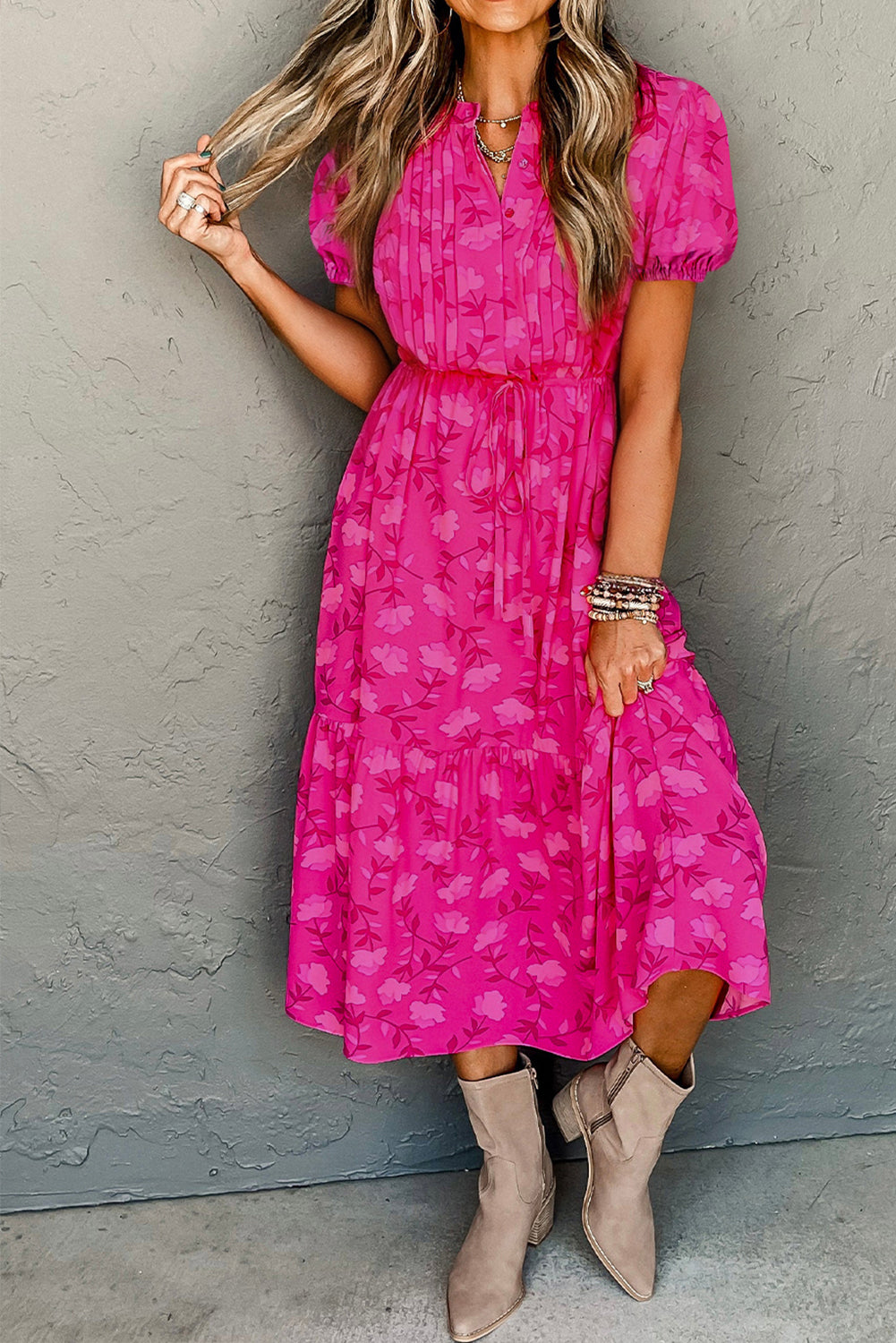 Lepršava midi haljina s plisiranim plisiranim ružičastim cvjetnim uzorkom i crvenim uzicama