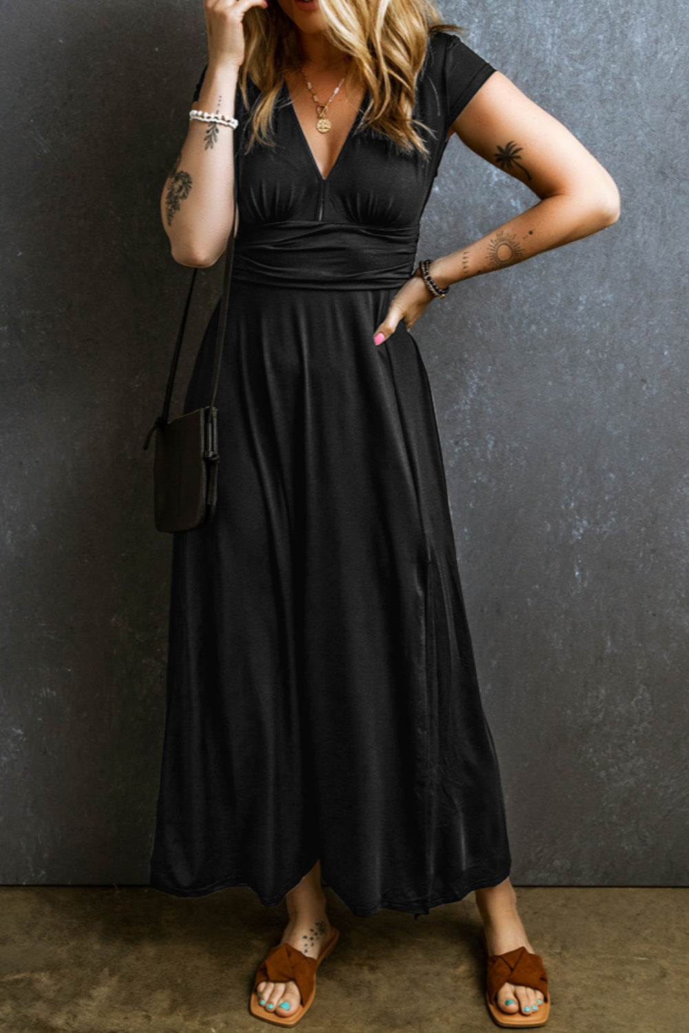 Crna maksi haljina s V izrezom i visokim strukom kratkih rukava