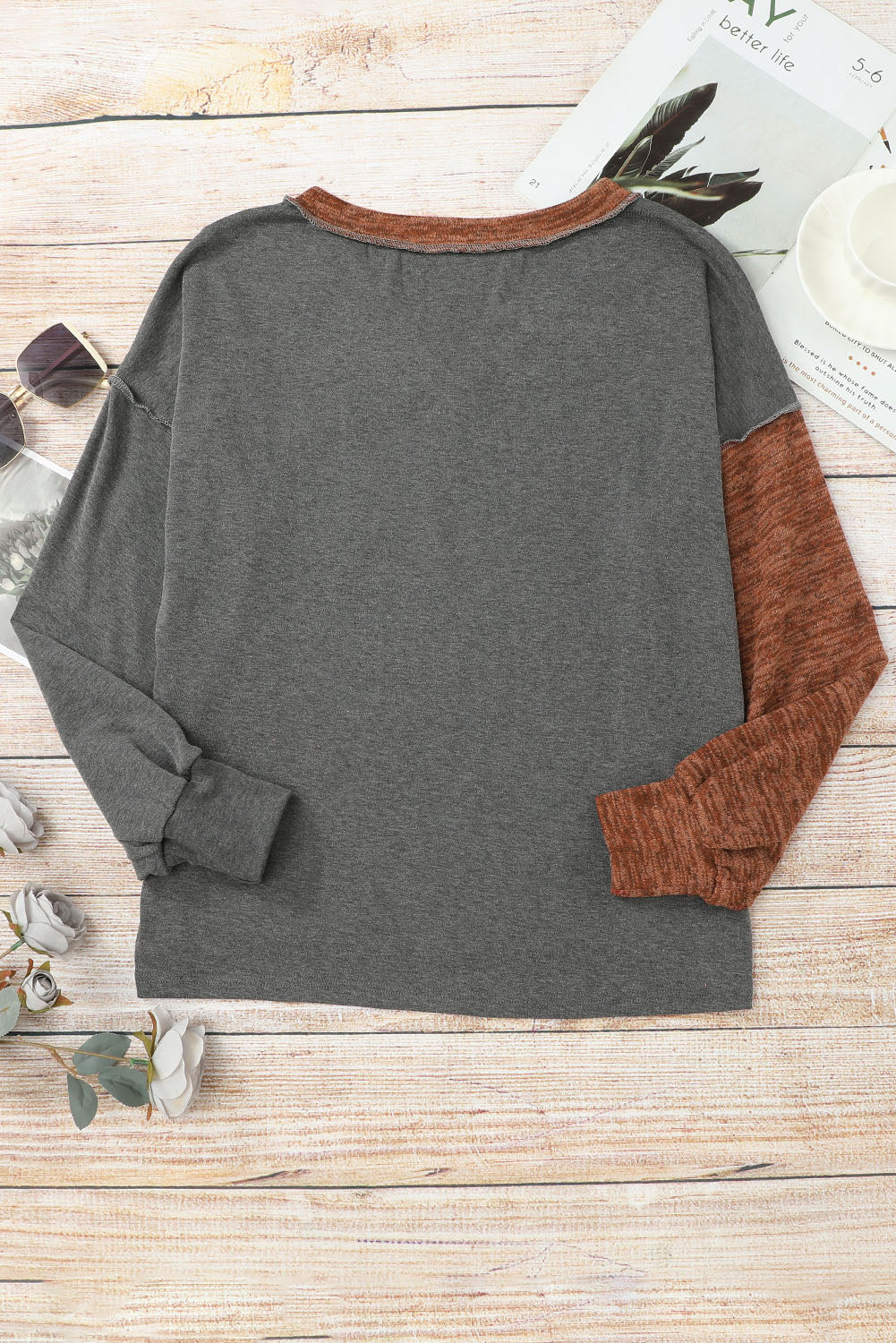 Smeđi široki pulover s V-izrezom u boji, patchwork