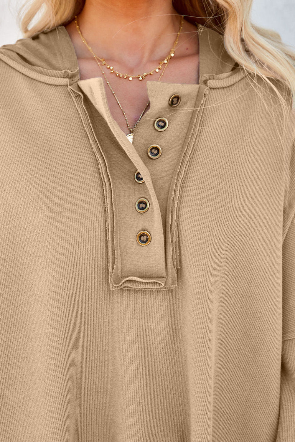 Roza pulover s kapuco z enobarvnimi krpankami in gumbi