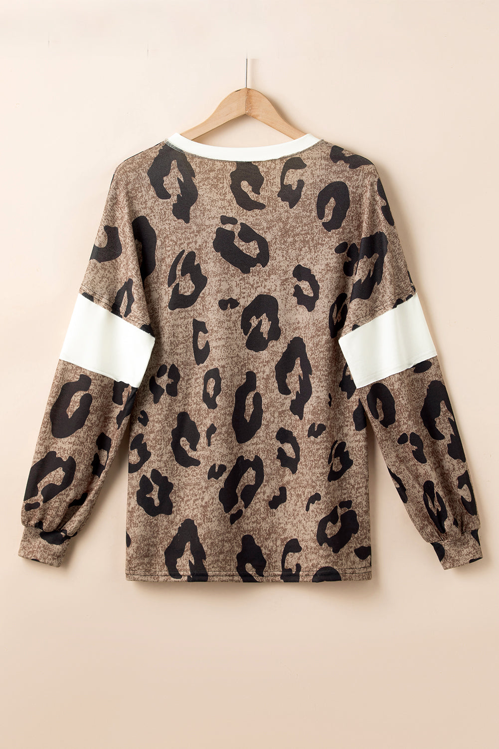 Večbarvna, kontrastna majica z leopardjim vložkom in v-izrezom