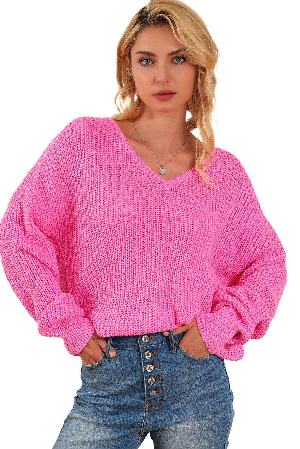 Pulover z rožnatim v-izrezom in spuščenimi rameni