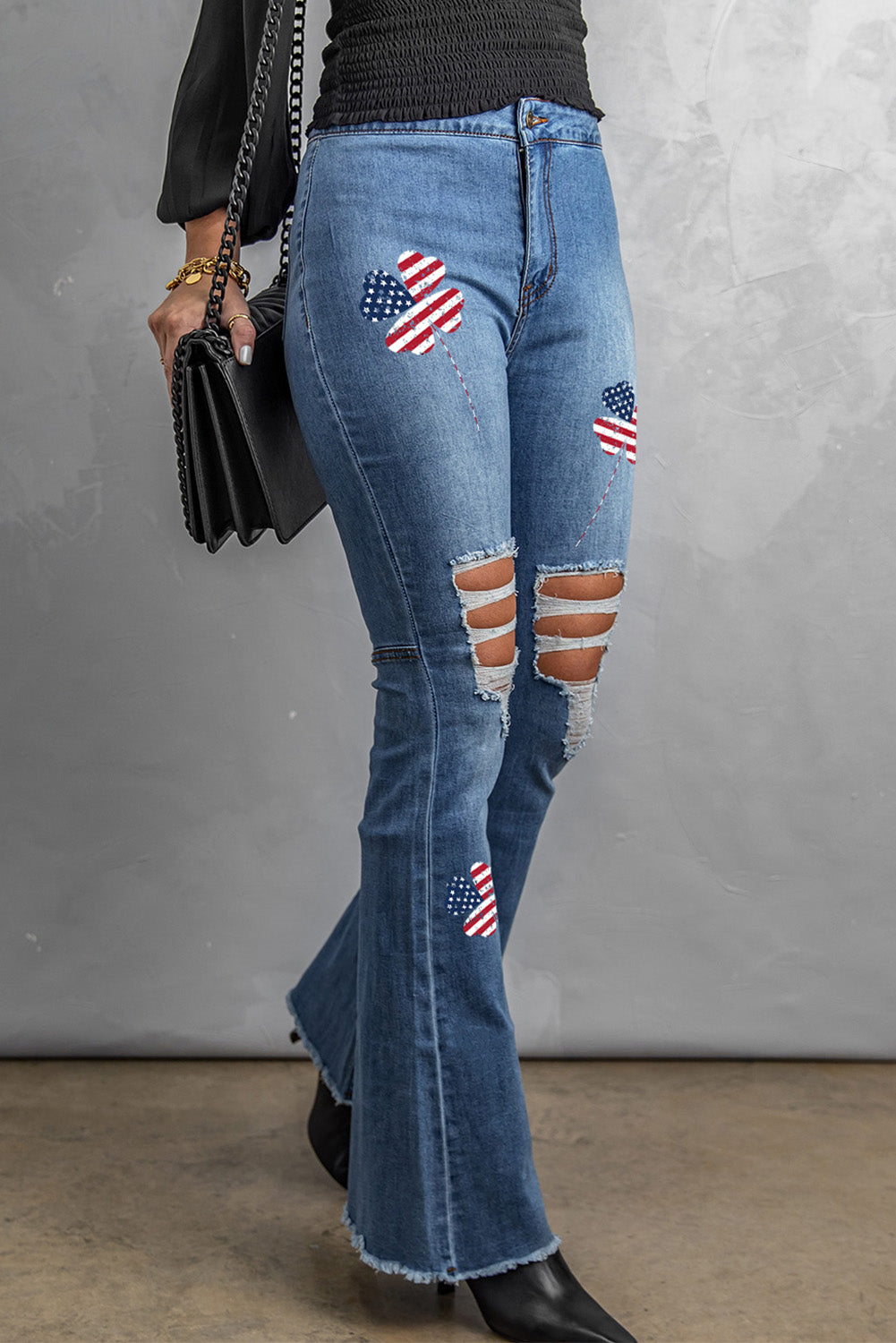 Jeans svasati effetto vissuto con stampa trifoglio e bandiera americana del giorno di San Patrizio, colore azzurro cielo