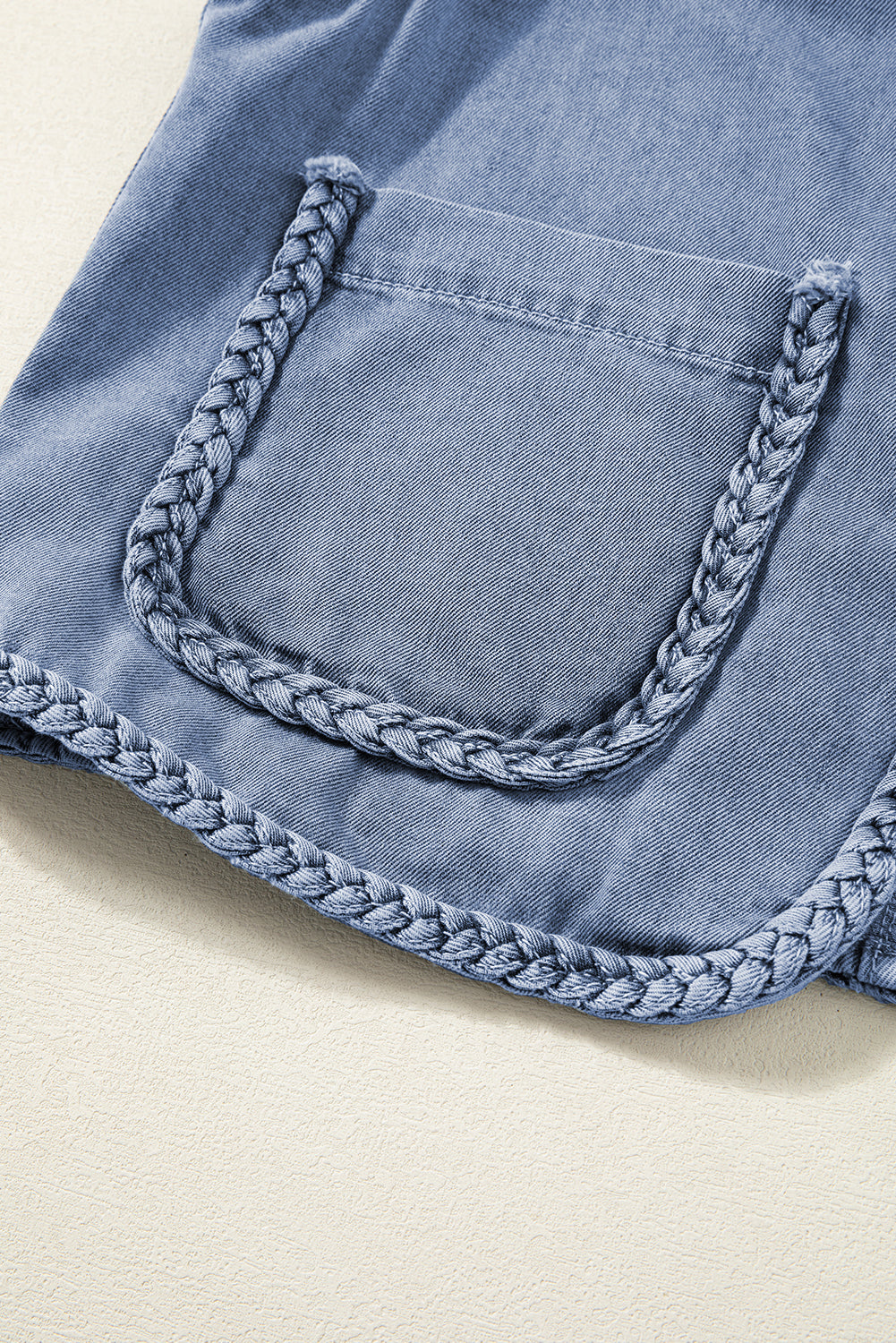 Blaue Jeansweste mit geflochtenem Besatz und Taschen von Ashleigh