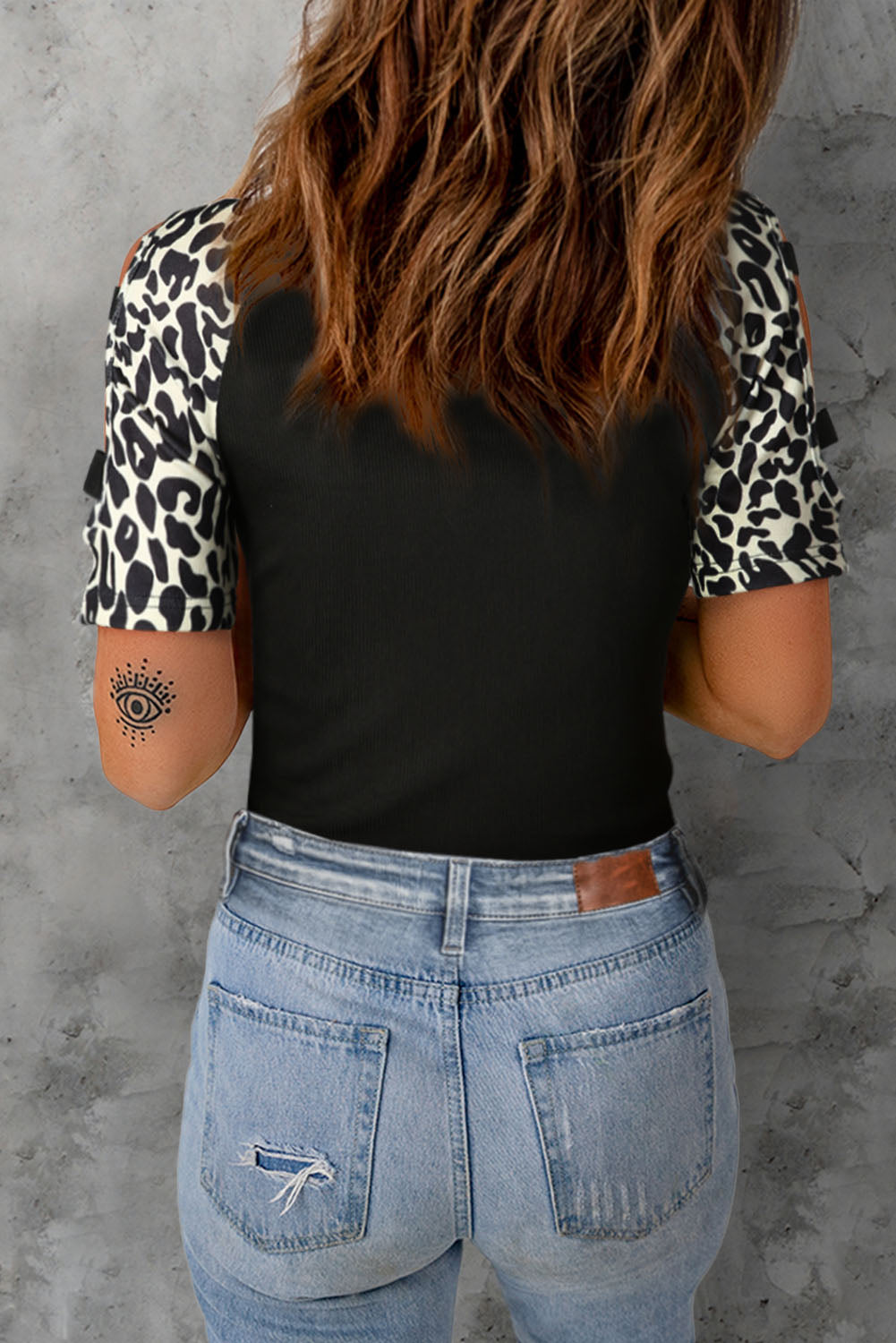 Izrezana majica kratkih rukava u crnoj boji leoparda