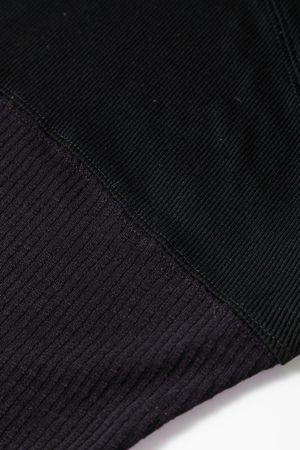 Črna rebrasta majica z dolgimi rokavi in ​​pletenimi gumbi