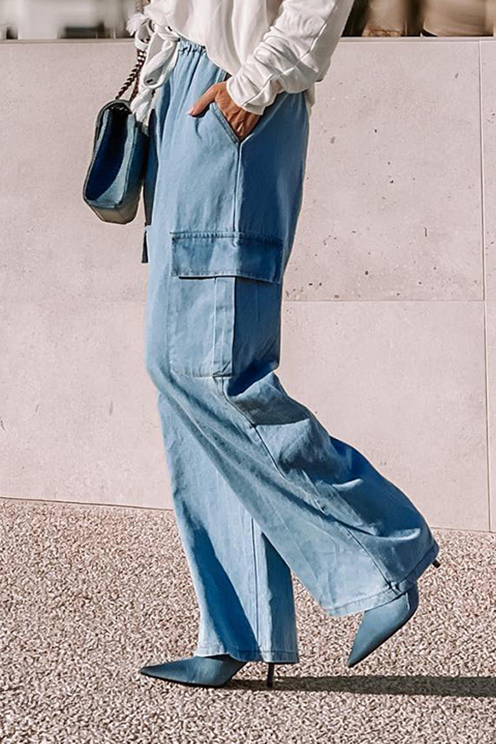 Jeans a gamba larga con tasca cargo a vita alta con coulisse blu cielo