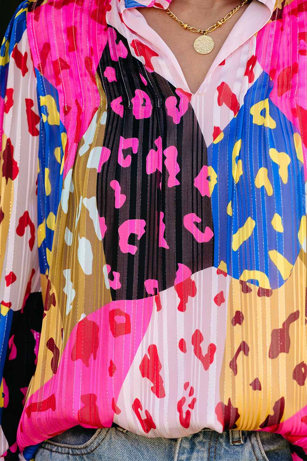 Himmelblaue, plissierte Bluse mit Leoparden-Patchwork-Print