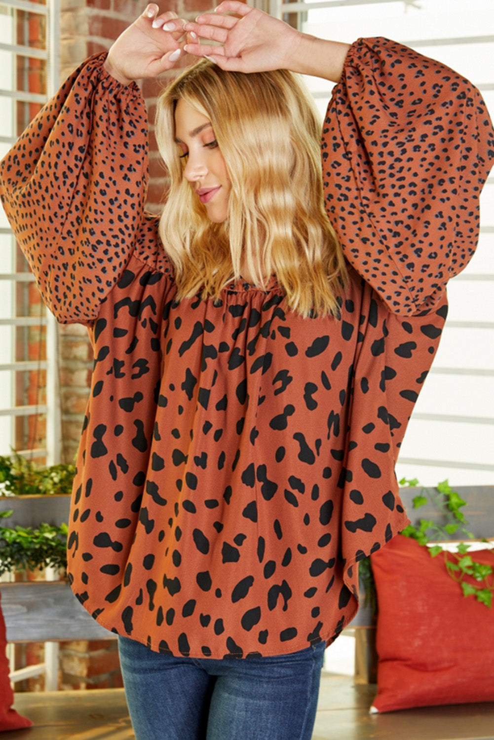 Rjava bluza z mehurčastimi rokavi v kontrastnem leopardjem tisku