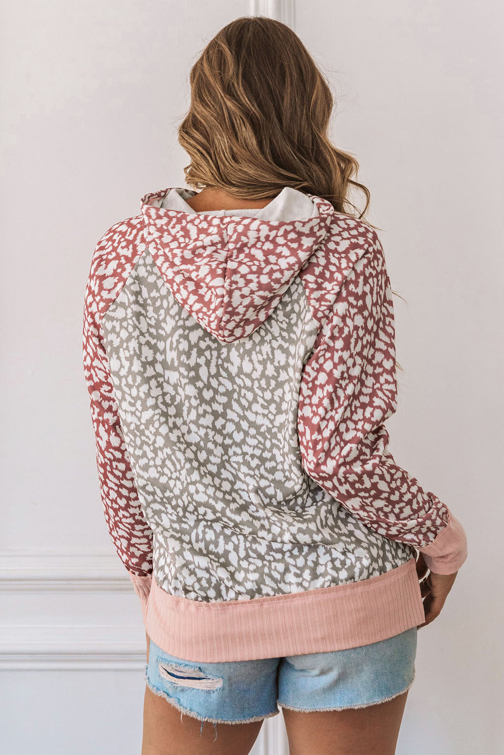 Sweat-shirt à capuche à manches longues et motif léopard rose