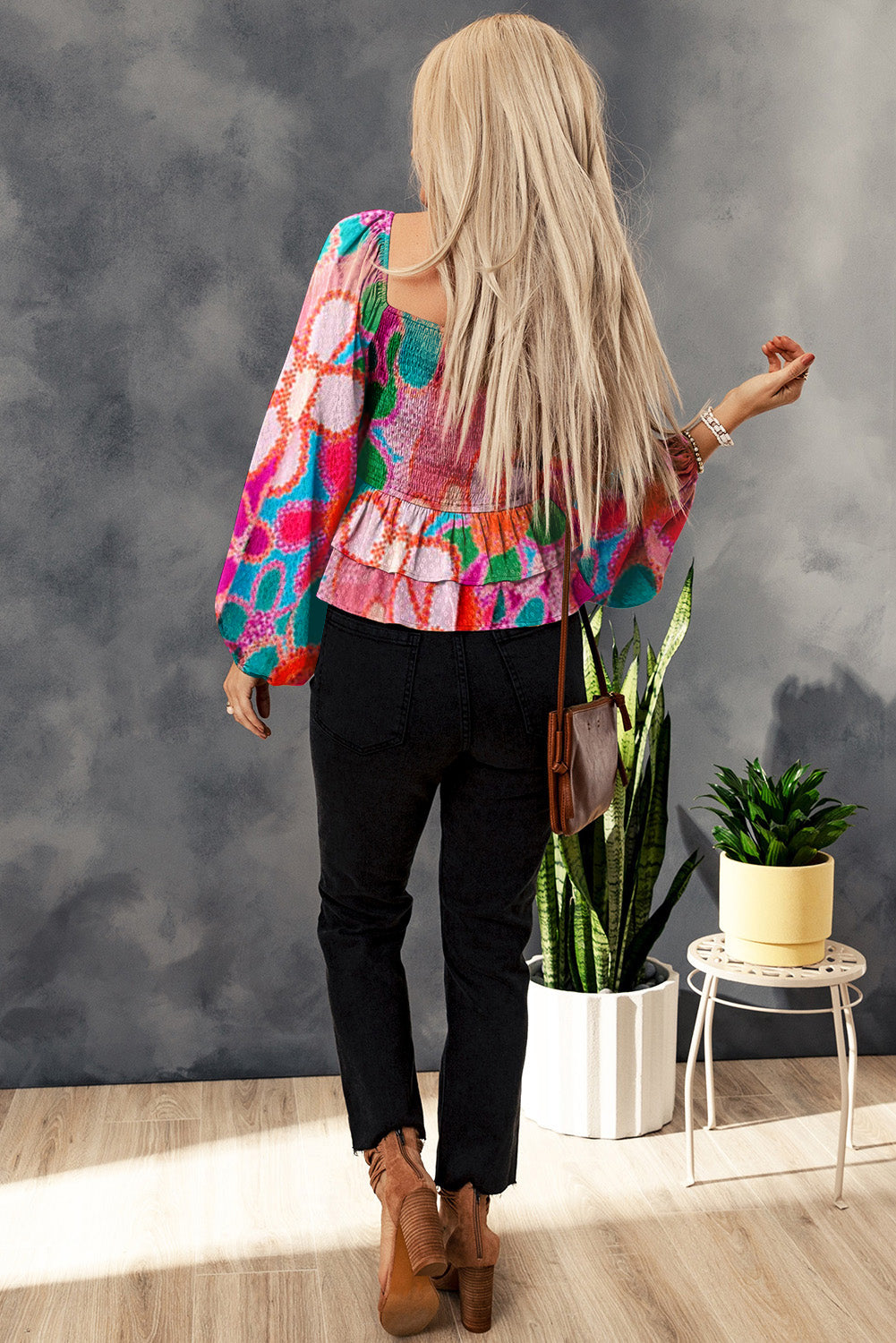Večbarvna bluza s kvadratnim ovratnikom in naborki s cvetličnim vzorcem