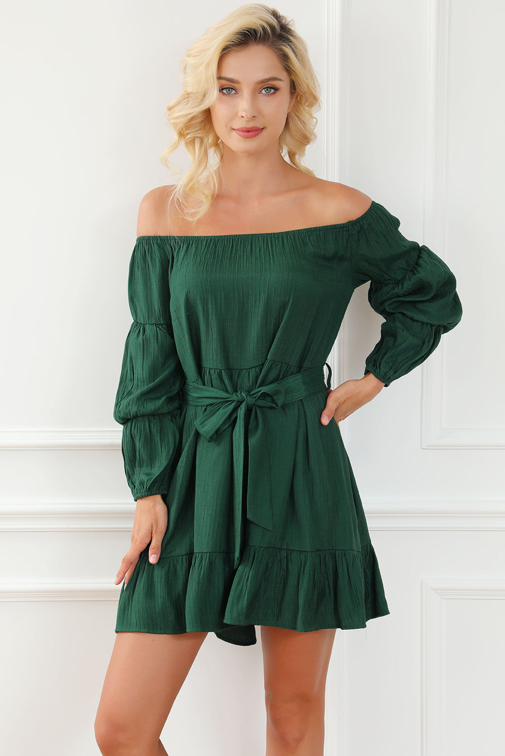 Zelena obleka z naborki z odprtimi rameni in z mehurčki