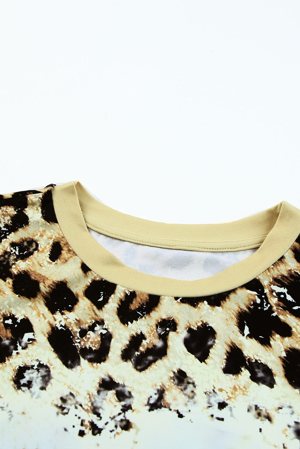 T-shirt con scollo a O sbiancata leopardata