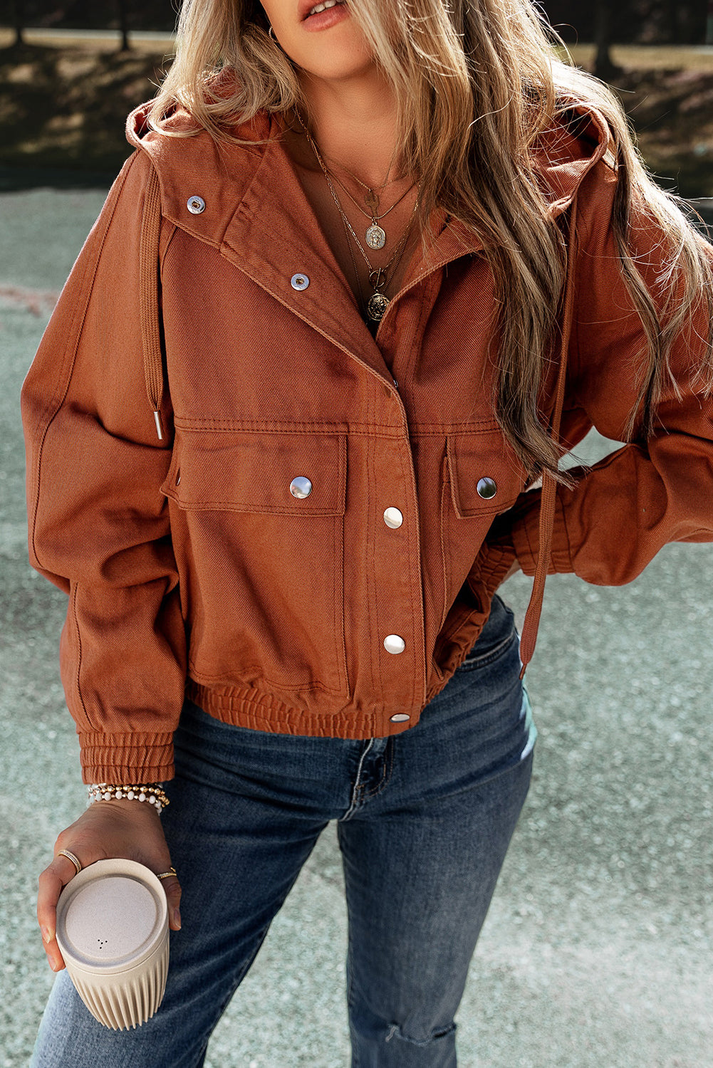 Traper jakna s kapuljačom i elastičnim porubom od crvene gline