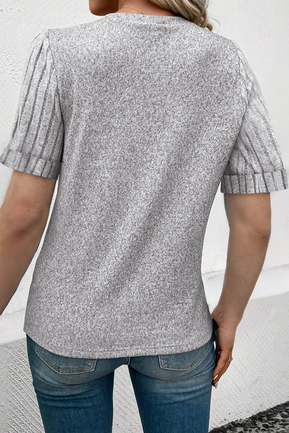 Hellrosa T-Shirt mit gerippten Spleißärmeln und Rundhalsausschnitt