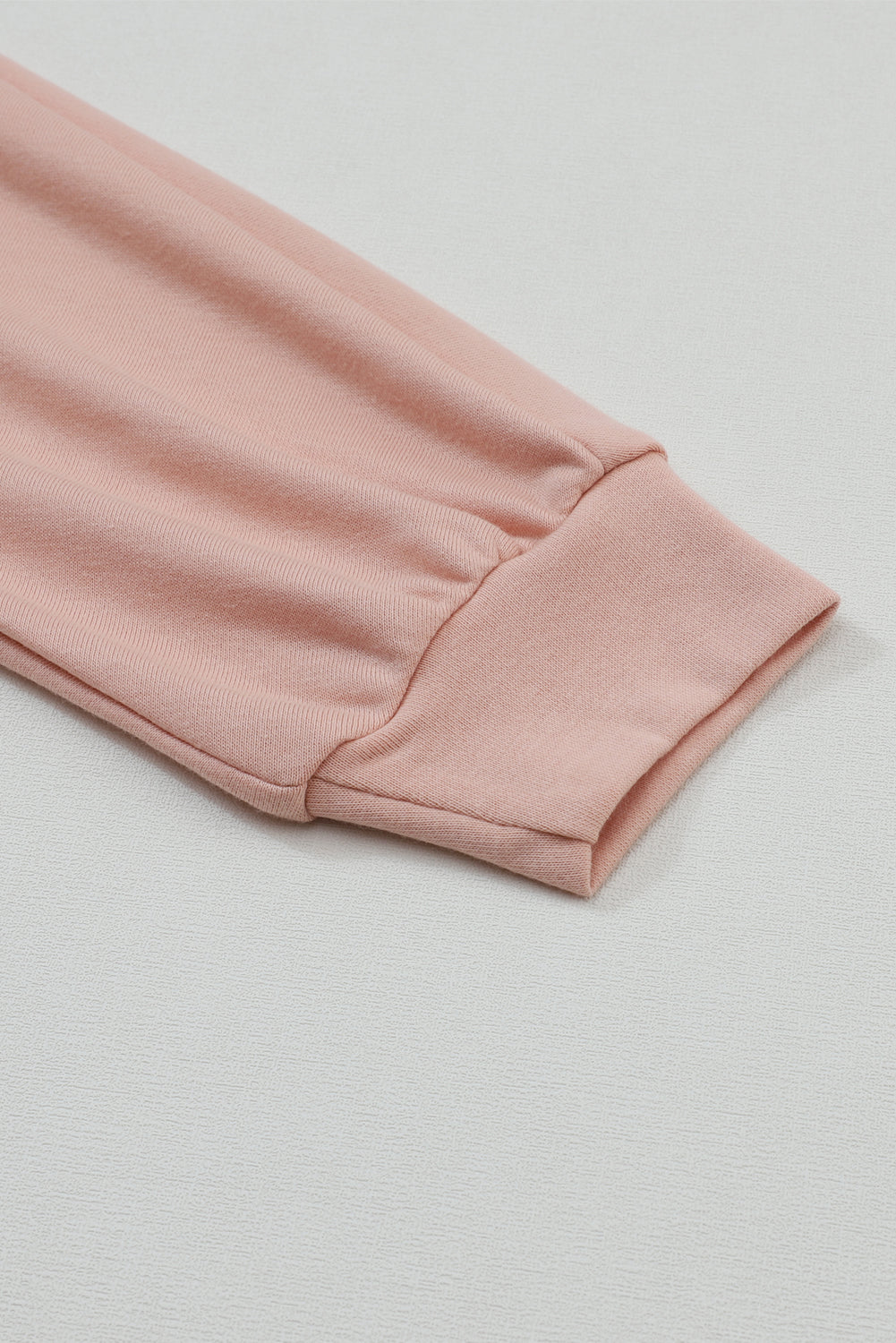 Visoka nizka prevelika bluza z rožnato in nagubanim robom