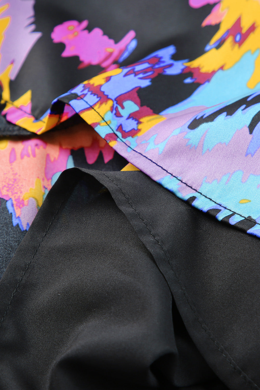 Črna maksi obleka z abstraktnim cvetličnim vzorcem in plapolajočimi rokavi