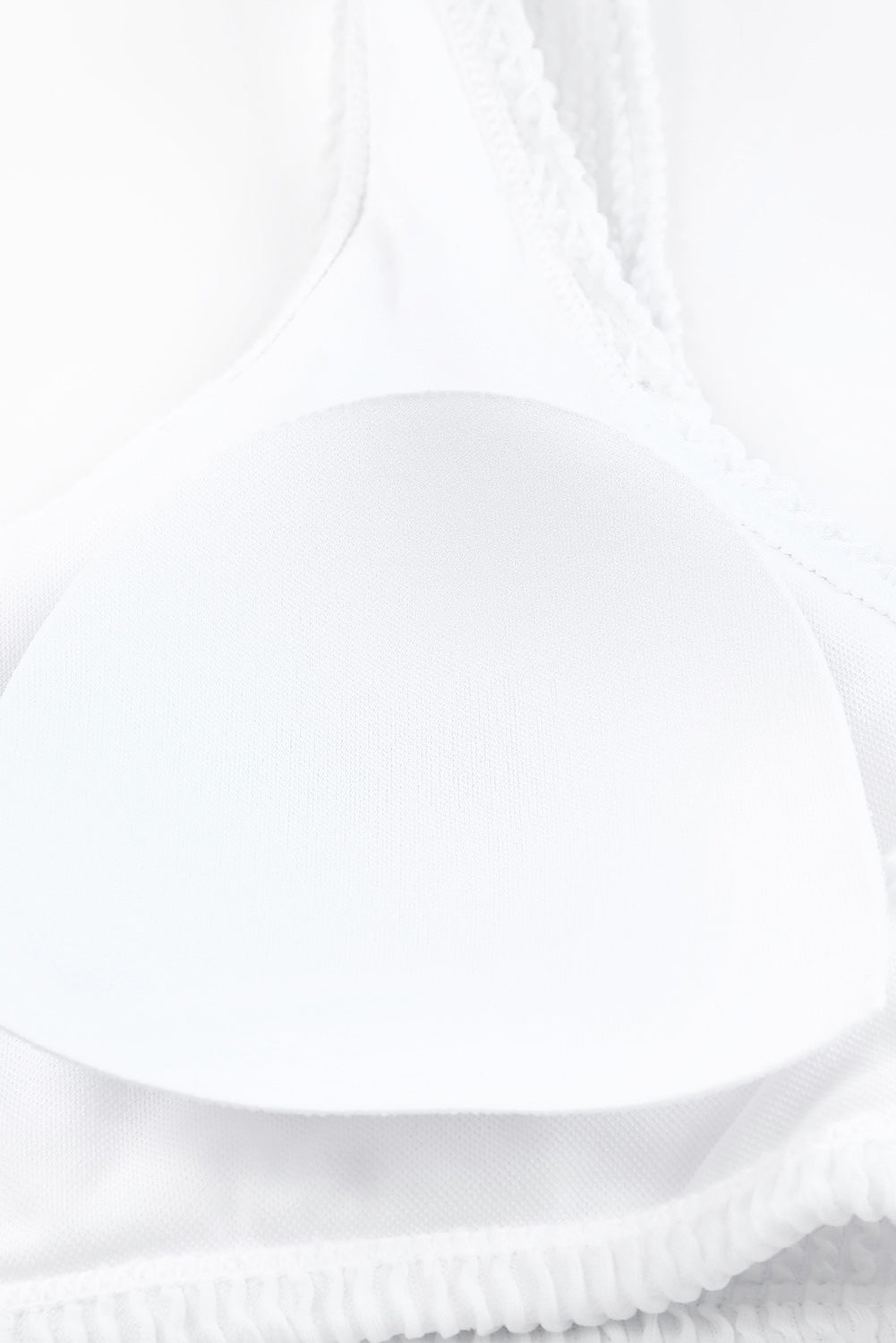 Bijeli kupaći kostim s asimetričnom teksturom nabora na jedno rame