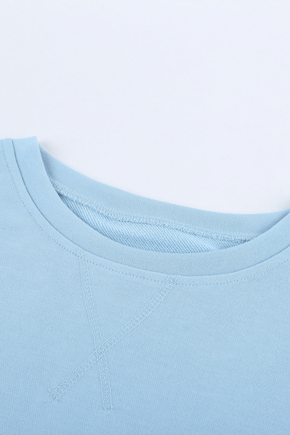 Hellblaues Patchwork-Sweatshirt mit überschnittener Schulter