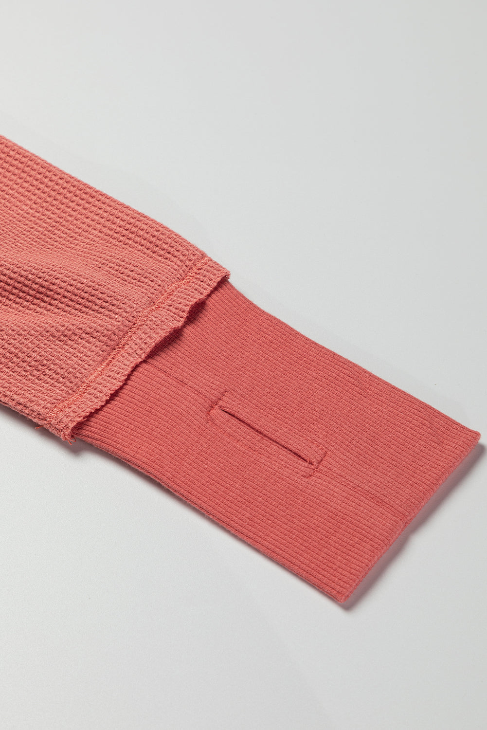 Svjetlo francuski bež izloženi šavovi s prorezima i vratom, pletena patchwork majica od vafla