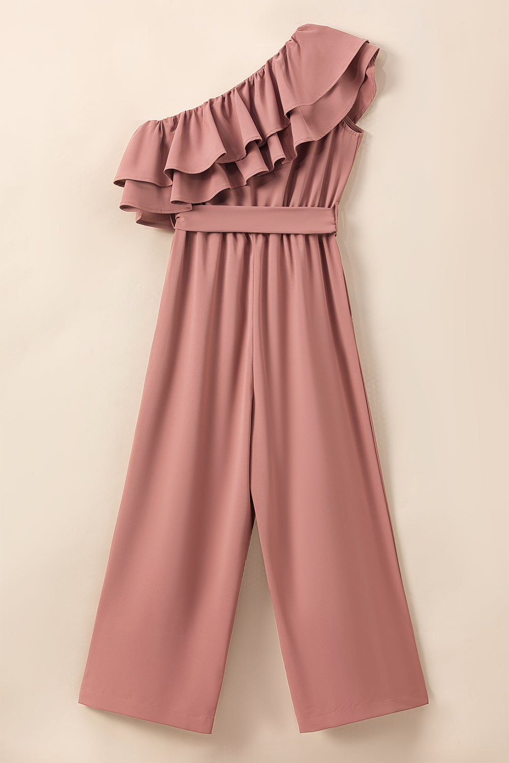 Staubiger rosa One-Shoulder-Jumpsuit mit Rüschenbesatz und Gürtel