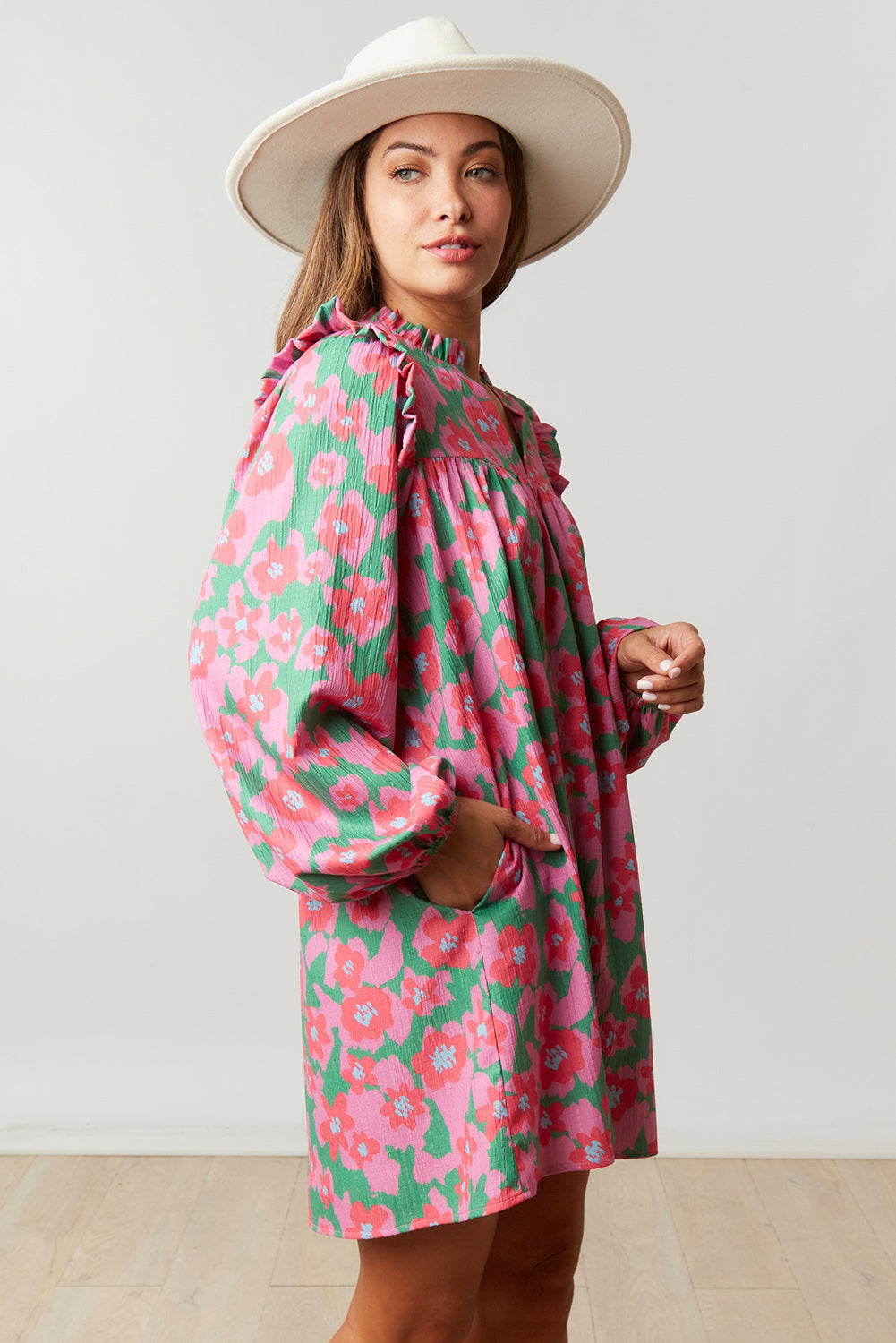 Rožnata ohlapna obleka s cvetličnim motivom z razcepljenim V izrezom in mehurčki